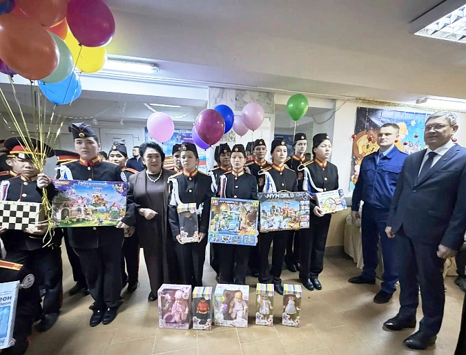 Дети Алтая получили подарки от Союза женщин России