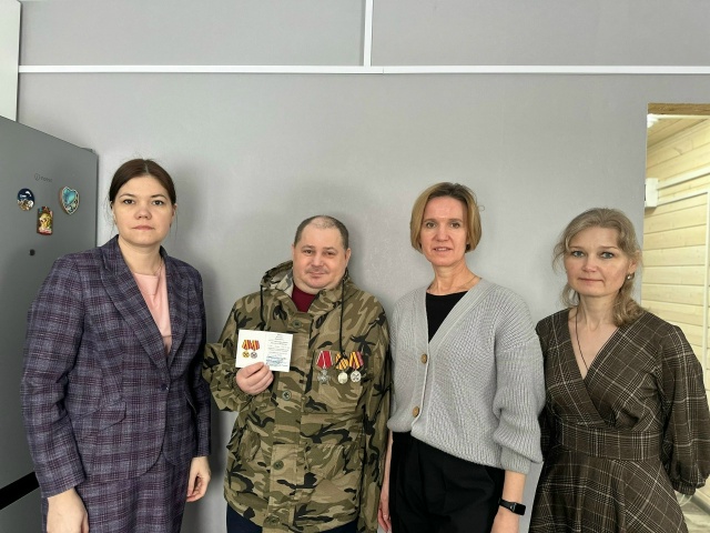 Председатель Сямженского женсовета вручила участнику СВО медаль "За воинскую доблесть"