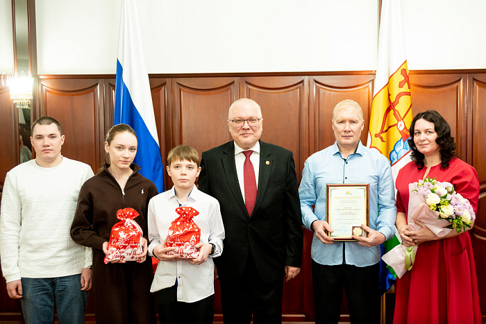 Кировские подруги удостоены знака "Семейная слава"