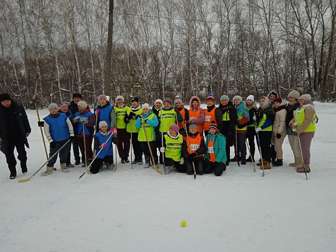В селе Ломаты прошел турнир по женскому хоккею в валенках