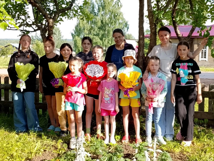 Юрьянская союзница научила девочек создавать съедобные букеты