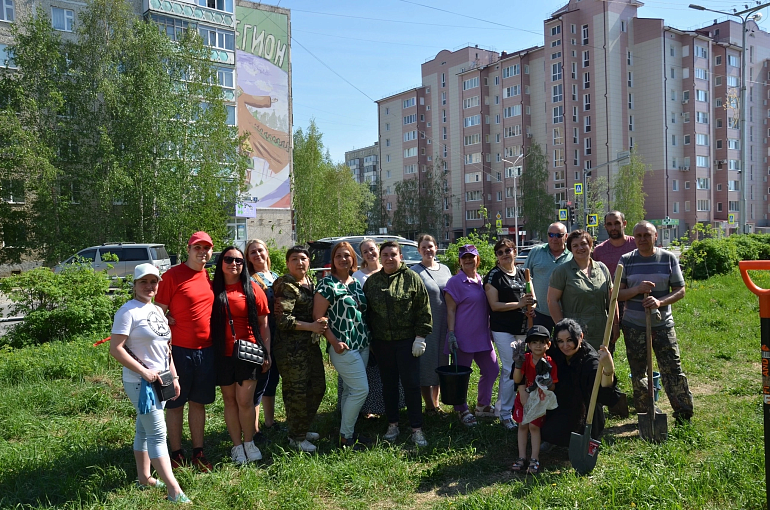 В Мегионе появилась аллея рябин