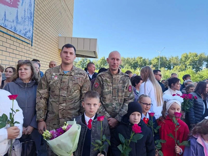 В школу - с боевым товарищем отца. День знаний в Алтайском крае