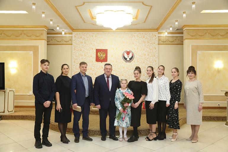 В Ижевске вручен знак отличия «Семейная доблесть»