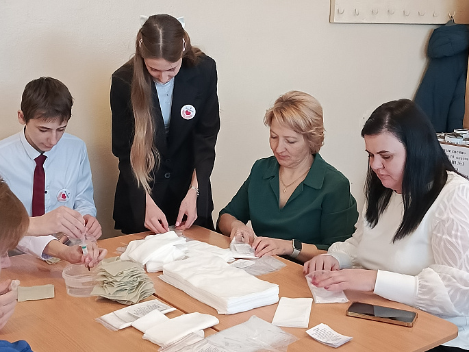 Аркадакский женсовет собрал волонтеров разных возрастов для совместной помощи фронту