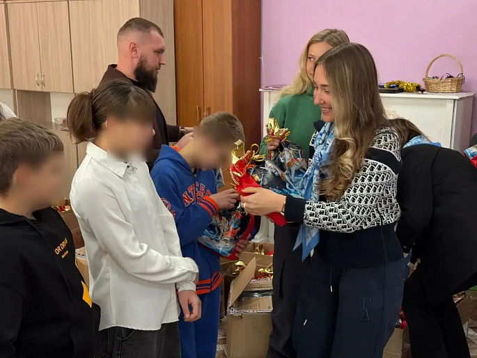 Приморские подруги вручили подарки детям-сиротам