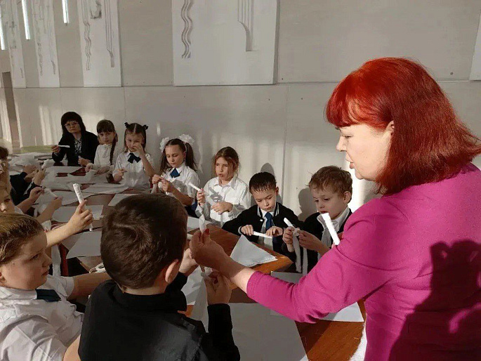 Краснозерский женсовет провел мастер-класс по созданию подарков для наших бойцов