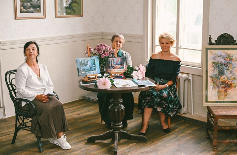 «Поэзия пастели»: в Белозерске открылась выставка работ художницы-активистки женсовета