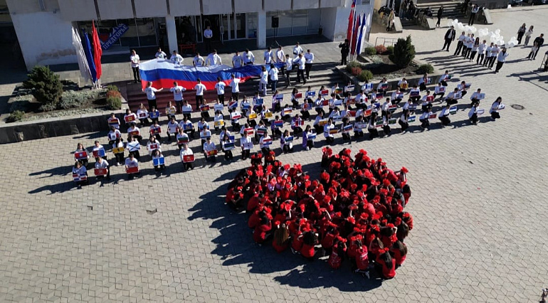 В Предгорье флешмоб «Мы – вместе» объединил сотни школьников