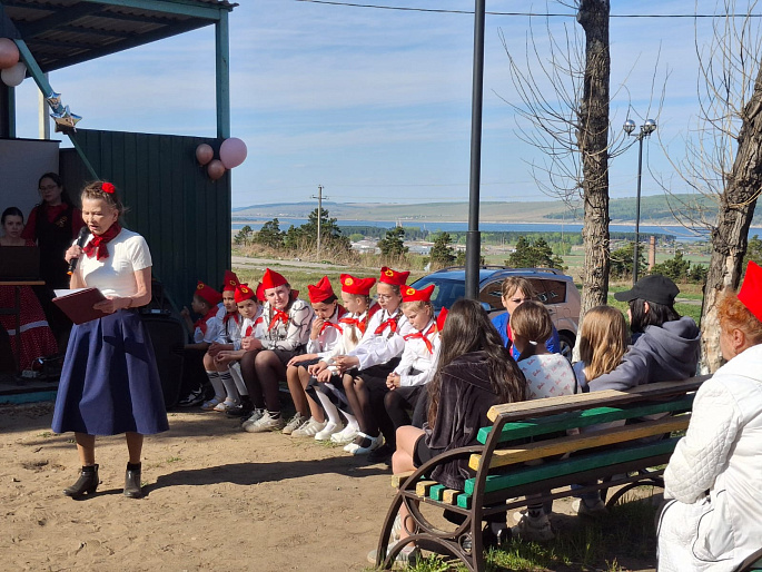 В Свирске пионеры разных поколений устроили праздник для горожан