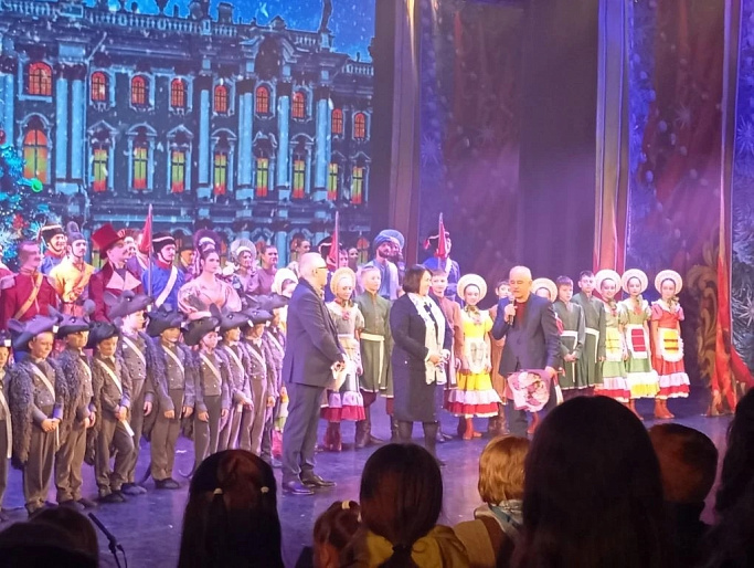 Союз женщин Липецкой области пригласил на благотворительный спектакль детей героев СВО