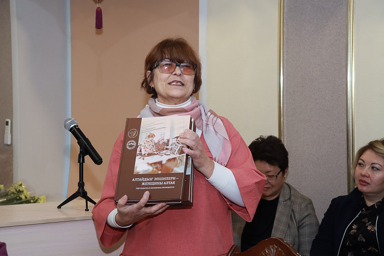 «Женщины Алтая» представили свою новую книгу