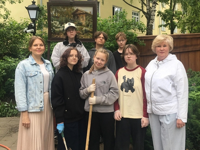 Союзницы Первомайского района Кирова приучают детей к труду