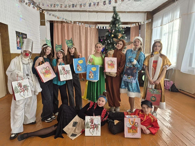 Маленькие жители Новосибирской области получили подарки от Союза женщин России