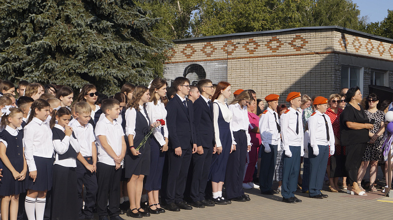 Председатель Добринского женсовета побывала на торжественной линейке в гимназии села Ольговка