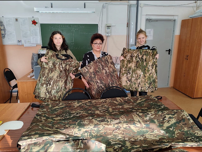 Охинский женсовет учит школьниц пошиву антидроновых одеял