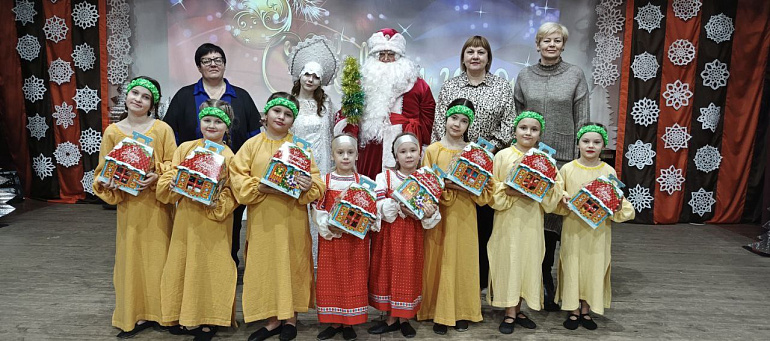 Союз женщин Омской области вручил маленьким жителям региона более 600 новогодних подарков