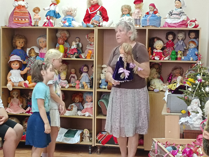 Коллекционер из женсовета рассказала детям об игрушках бабушек и прабабушек