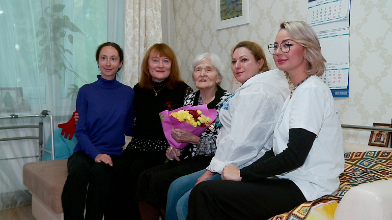 Тюменские волонтёры поздравили представителей старшего поколения