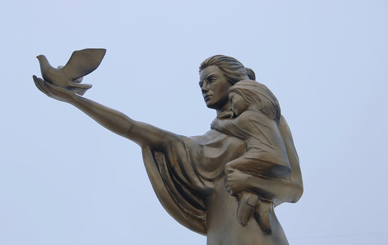 В Бердске открыт памятник Женщине-Матери Защитника Отечества