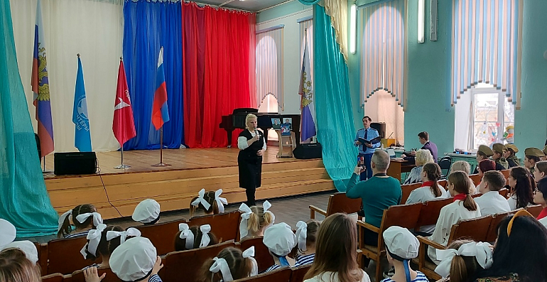 Кинешемский женсовет принял участие в торжественной линейке ко Дню защитников Отечества