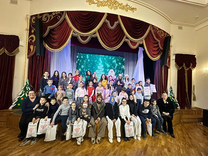 Союз женщин Дагестана пригласил семьи героев на новогоднее представление