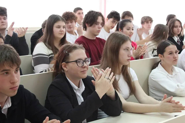 В Анапе студентам колледжа рассказали о вреде вейпов