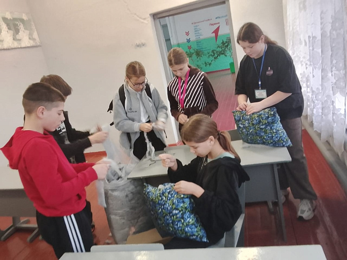 Женсовет села Александровка научил школьников шить подушки для наших бойцов