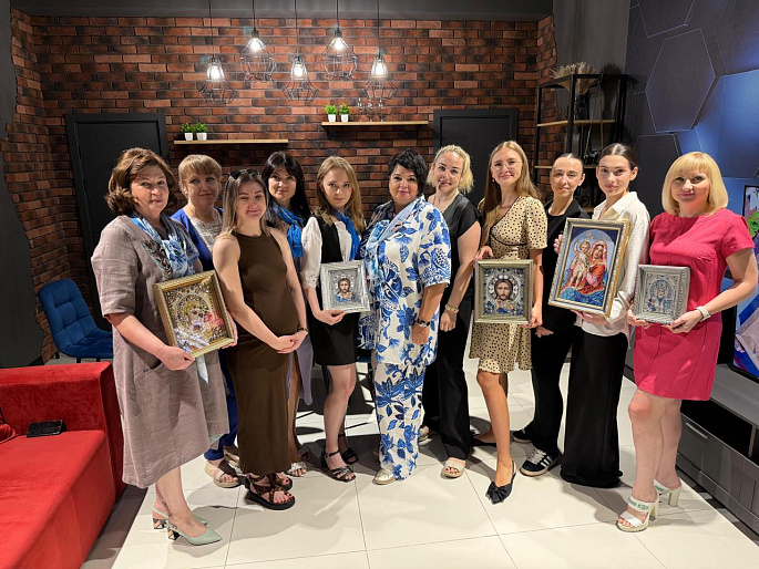 Молодежная группа СЖР Ставрополья расспросила успешную женщину о секретах семейного счастья