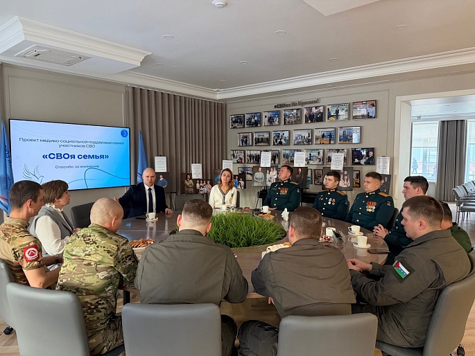 Тюменские подруги поздравили защитников Отечества и получили награды за волонтерский труд