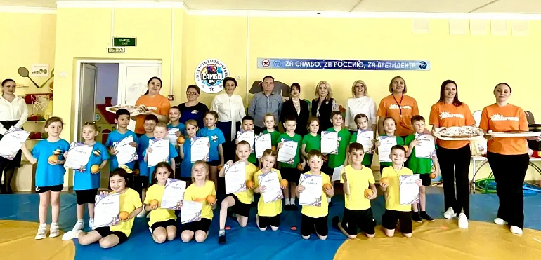 В Энгельсе женсовет организовал спортивный праздник «Маленькие чемпионы большой страны»