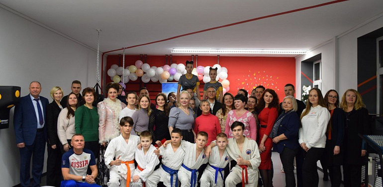 Новогодние подарки детям участников СВО от Союза женщин России вручили в Санкт-Петербурге