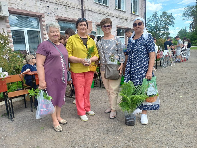 Активистка Новоаннинского женсовета провела благотворительную акцию «Дару Дар. Флора»