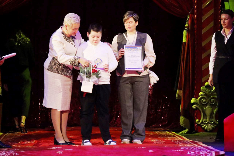 Председатель Нижегородского совета женщин вручила награду одаренному мальчику с ОВЗ