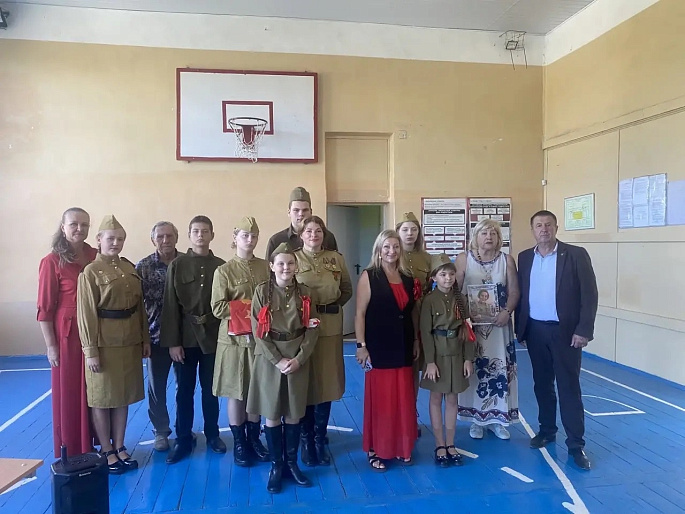 В севастопольской школе Посол культуры организовал показ спектакля о Валентине Гризодубовой