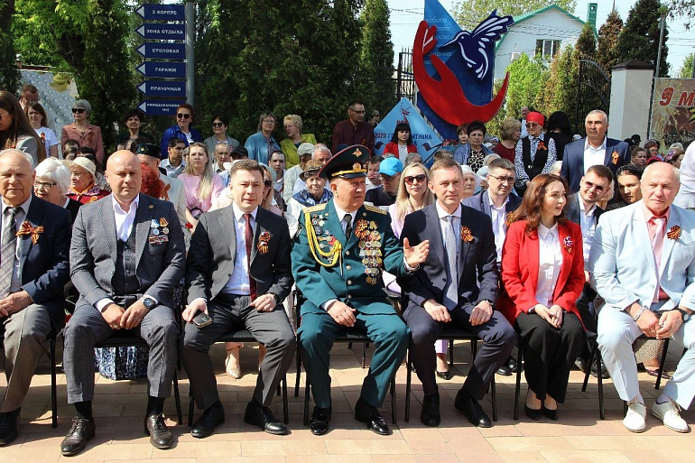 Юлия Литневская подарила саженцы для мемориала на территории Дома-интерната