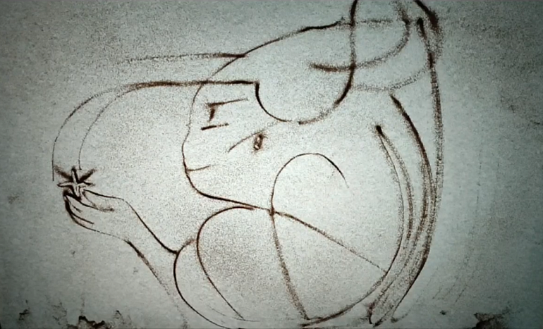 Омская активистка сделала логотип Союза женщин в технике песочной анимации