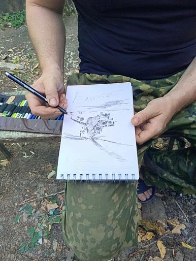 Активистка Ялуторовского женсовета познакомила земляков с рисунками бойца СВО