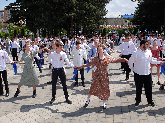 В Предгорье молодежь закружилась в вальсе Победы