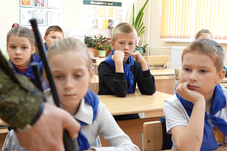 Женсовет Подпорожского района организовал встречу школьников с бойцом СВО