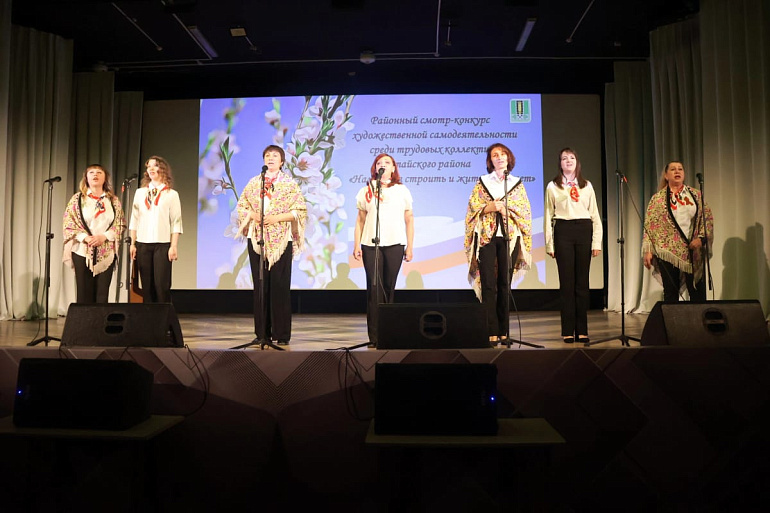 "Нам песня строить и жить помогает"