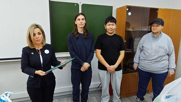 Амурский областной Союз женщин поблагодарил студентов за помощь мужчине без сознания