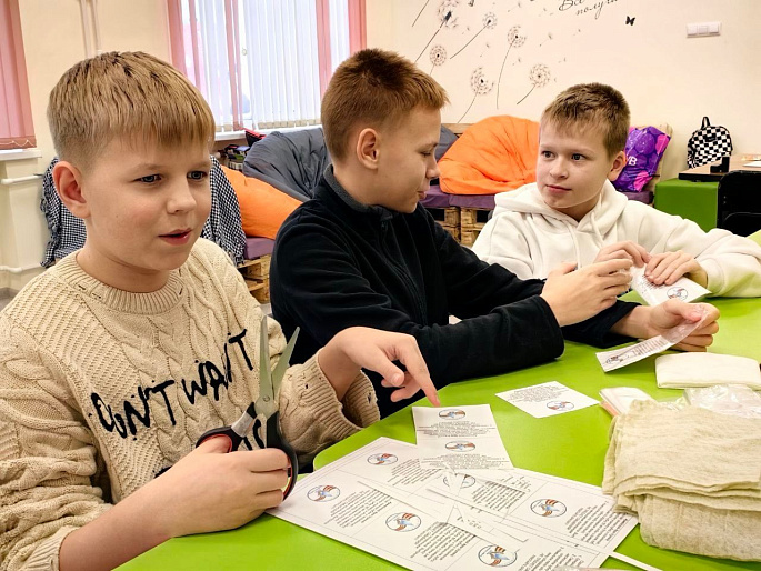 Активистка женсовета ЗАТО Светлый научила детей изготовлению сухого армейского душа