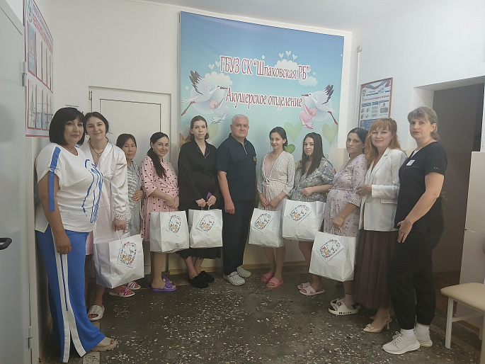 Советы и подарки молодым семьям от женсовета и ЗАГСа