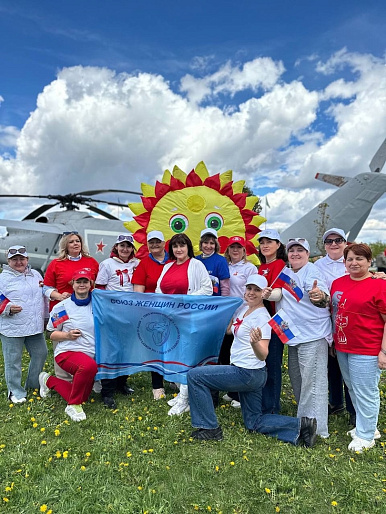 Тольяттинские активистки празднуют Первомай