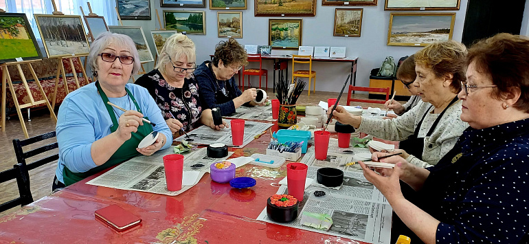Творчество и поддержка: Камбарский совет женщин трудится для передовой