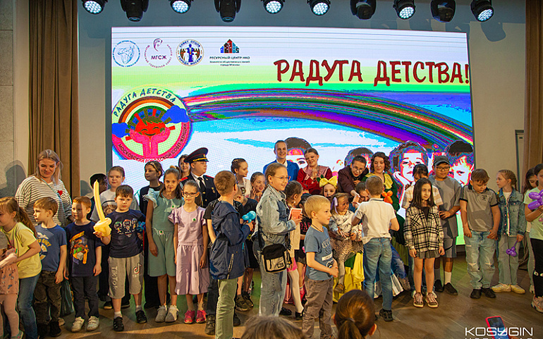 Маленьких москвичей пригласили на традиционный праздник "Радуга детства"
