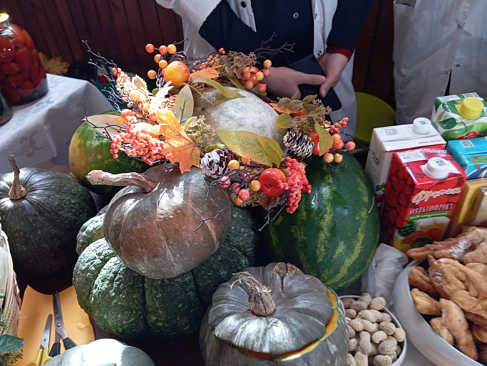 Активисты женсовета Назрановского аграрного техникума - кураторы ярмарки "Золотая осень"