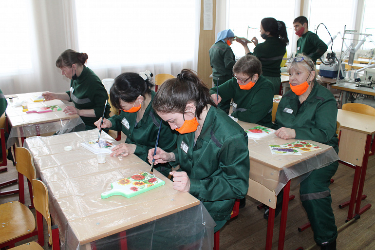 Жизнь продолжается. И за колючей проволокой…