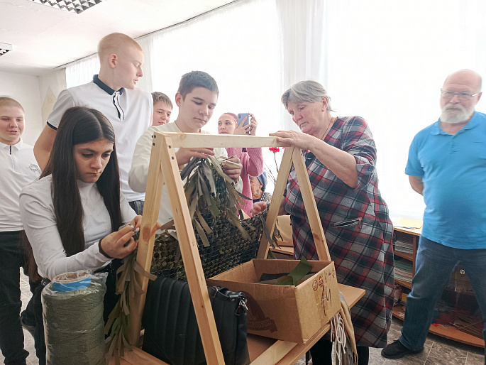 Нехаевский женсовет научил школьников изготовлению сухих душей и маскировочных костюмов